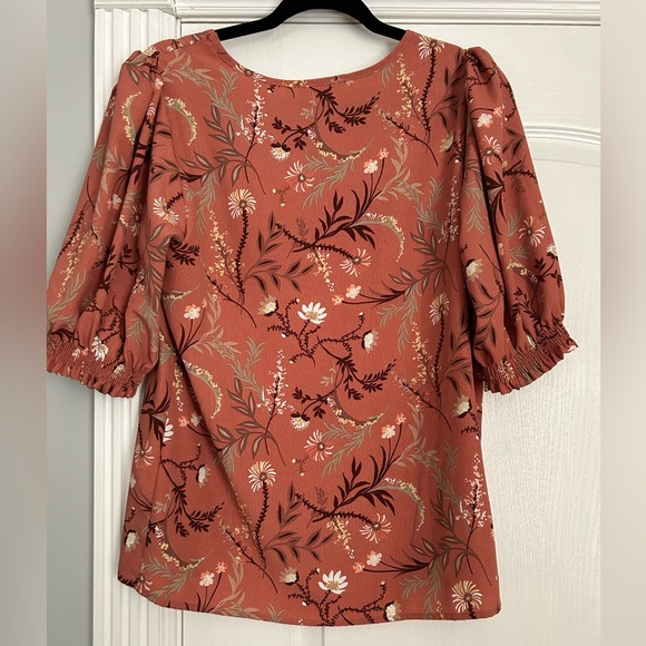 NWT Boutique “Les Amis” Floral Patterned Top with Puff Sleeves - Picture 7 of 7